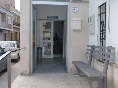 Acceso biblioteca y centro de día